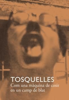 TOSQUELLES COM UNA MAQUINA DE COSIR EN UN CAMP DE